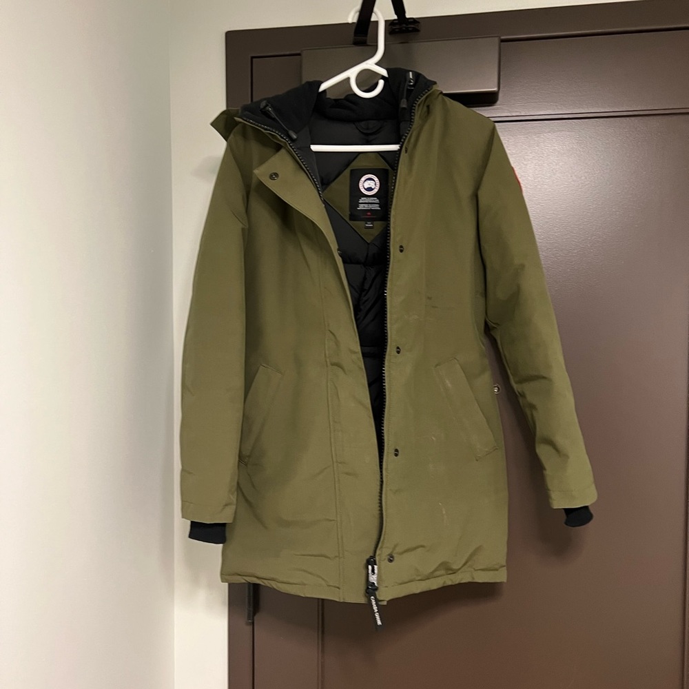 Size S CANADA GOOSE VICTORIA DOWN PARKA - 2 yrs old, great condition -  fur hood